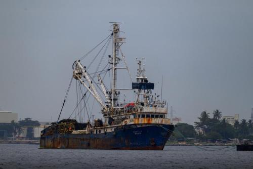 [Non sélectionnée]  Chalutier espagnol dans la lagune au large du port d'Abidjan