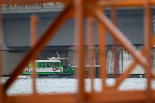 Une navette lagunaire s'engage sous le pont Houphouët Boigny, un des ponts historiques reliant les quartiers du Plateau et de Treichville