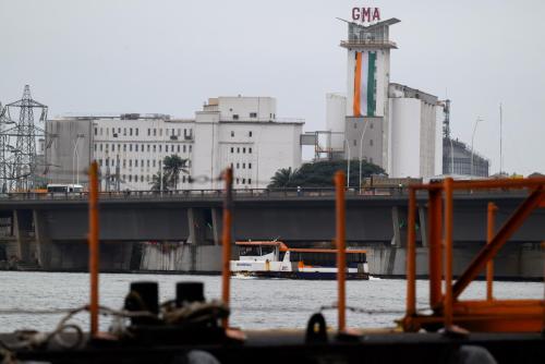 Une navette lagunaire s'engage sous le pont Houphouët Boigny, un des ponts historiques reliant les quartiers du Plateau et de Treichville