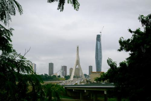 [Pont]. Le pont enjambe la lagune au niveau de Cocody Danga pour rejoindre le quartier du plateau