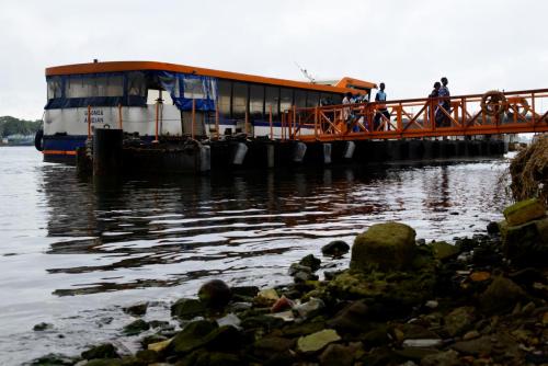 Débarquement d'une navette lagunaire dans la quartier du Plateau