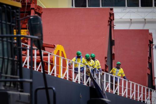 Manutention sur le pont d'un navire, sur le quai Ouest du port