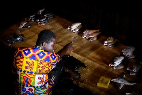Vente du fruit de la pêche au marché d'Adjamé