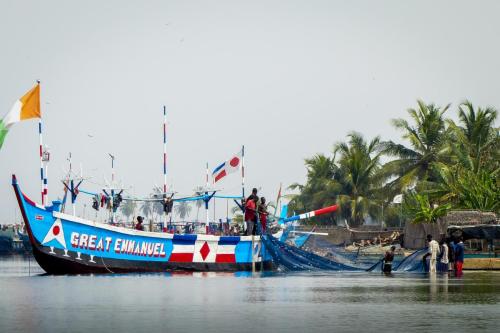[Non sélectionnée] Pêcheurs Ghanéens au travail dans la lagune