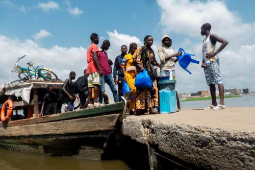 Débarquement d'une pinasse à Adjahui