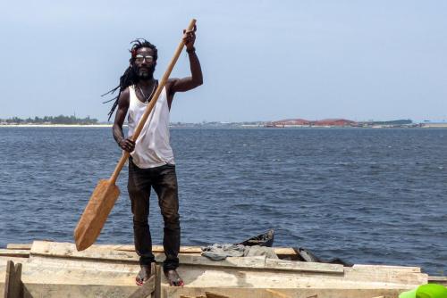 [Entrée] Dans le marché artisanal du quartier Zone 3, en bordure de la lagune