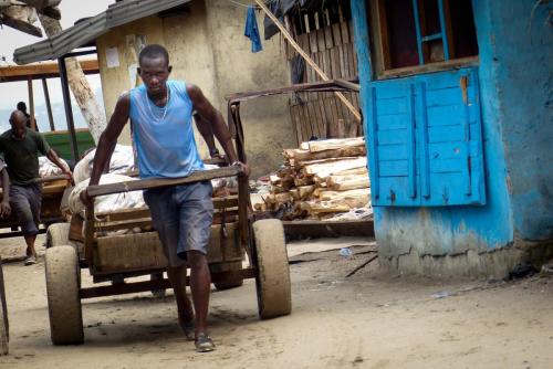 [Non séléctionnée] Débarquement des marchandises venues en pinasse, sur l'île Boulay