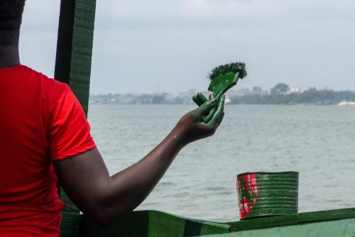 Réfection d'une pinasse sur l'île Boulay