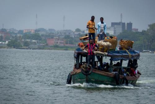 Pinasse sur la lagune en direction de l'île Boulay